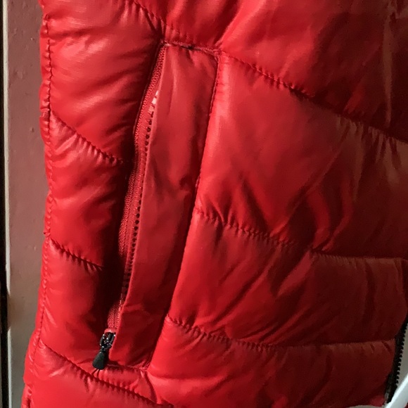 Red puffer vest - Picture 8 of 9